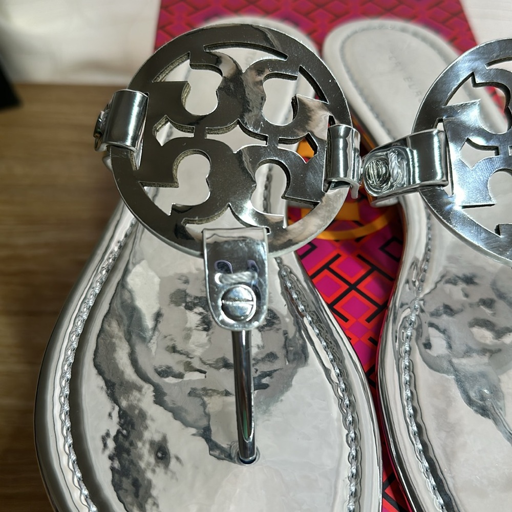 Tory Burch TB Miller Metallic Sandals Argento Mirror Silver Logo Thong . - Picture 2 of 6